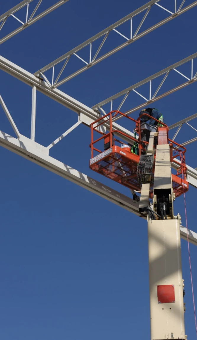 Trabajador de obra instalando una estructura de acero